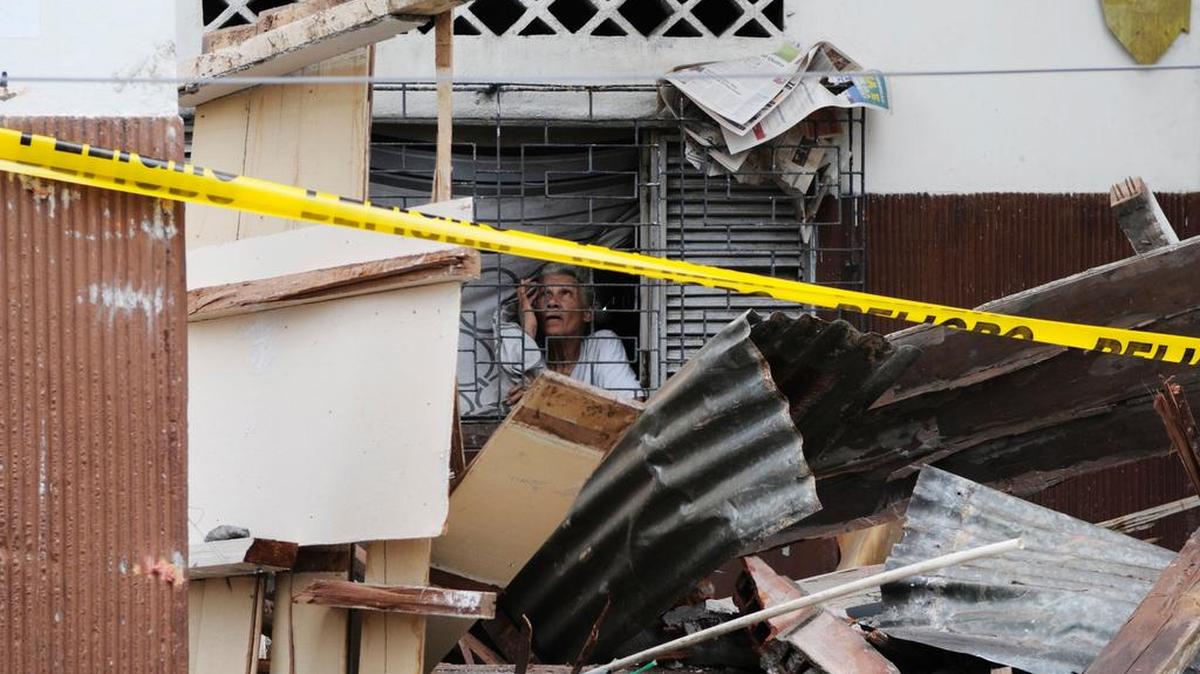 Una anciana dentro de su casa parcialmente destruida el 17 de abril de 2016 en el ciudad de Guayaquil, Ecuador.