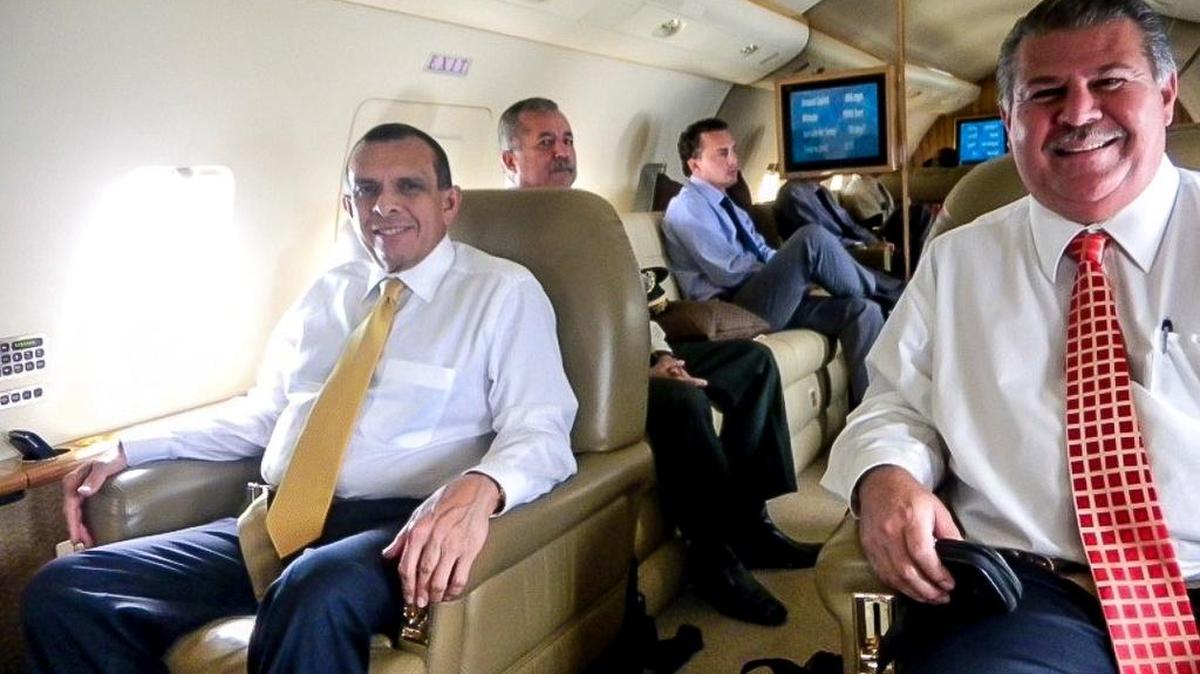 El empresario salvadoreño Enrique Rais López (der.) en un avión con el ex presidente hondureño Porfirio Lobo.