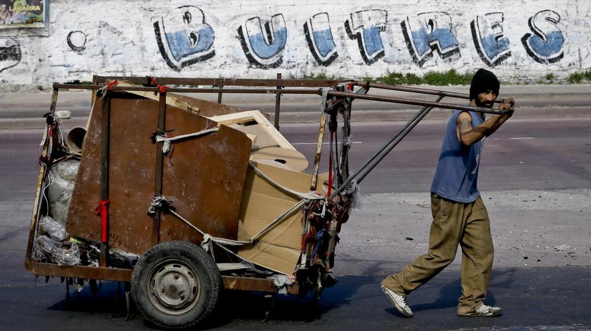 
Una persona transita frente a un muro con el letrero ‘Buitres” en Buenos Aires, en referencia a la disputa que mantiene Argentina y fondos de inversiones llamados ‘Fondos Buitre’.
