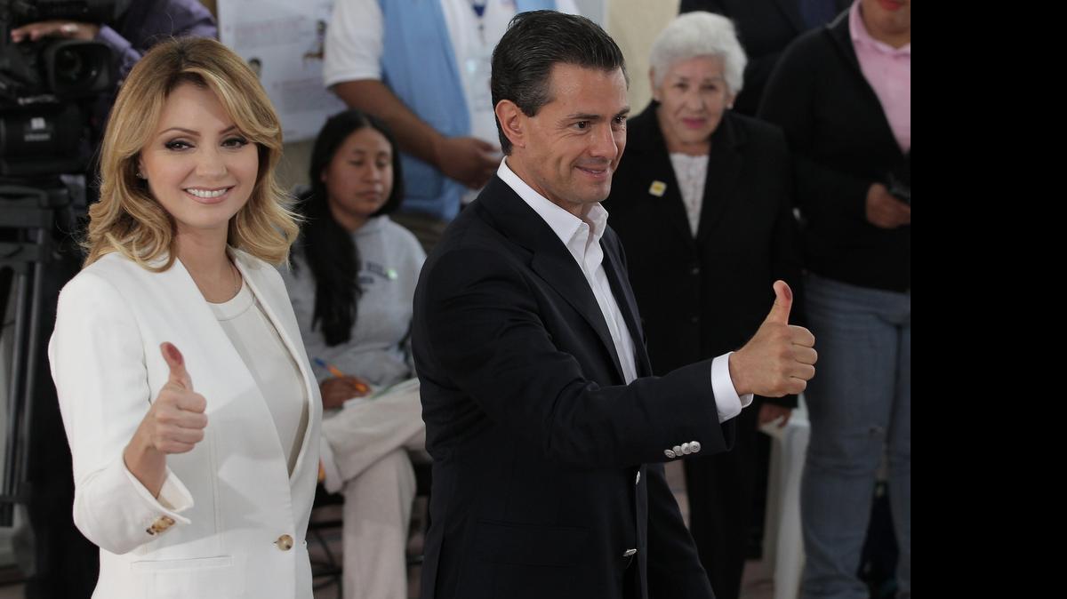 
El presidente de México, Enrique Peña Nieto, y su esposa Ángelica Rivera, votan el domingo en Ciudad de México. 
