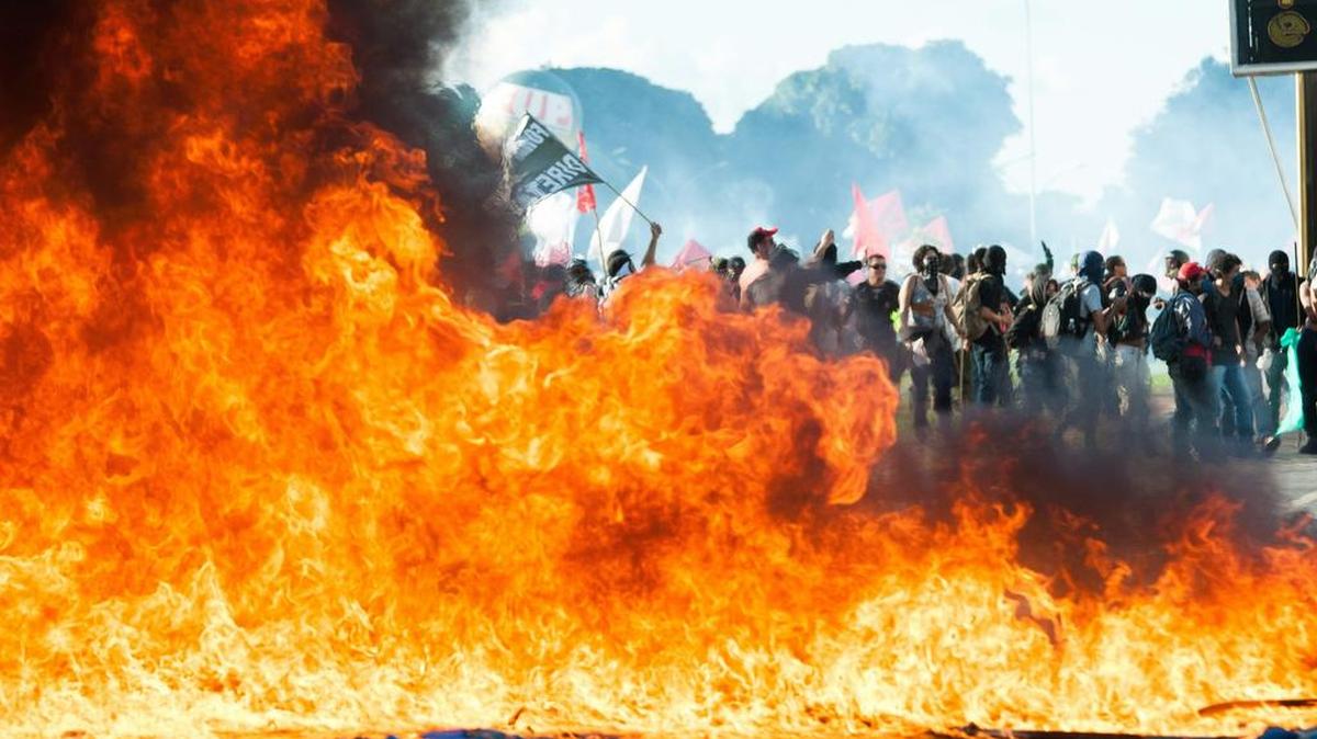 Los manifestantes se enfrentan con la policía durante una protesta en Brasilia, el 24 de mayo de 2017.