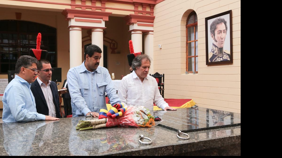 
Luis Almagro (izq) visitando el Museo de la Revolución, donde reposan los restos del presidente venezolano Hugo Chávez, en el 2013. En ese tiempo era canciller de Uruguay y lo acompañó el entonces mandatario encargado de Venezuela, Nicolás Maduro (cen.). 
