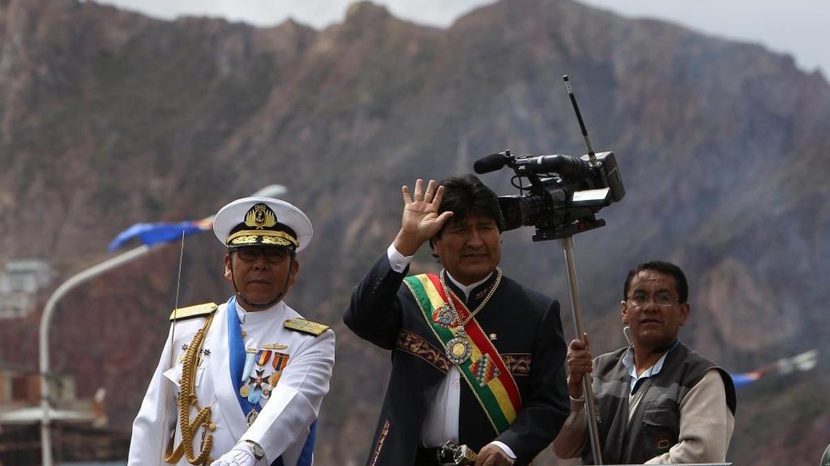 El presidente de Bolivia, Evo Morales (cen.), junto al comandante de la Armada Boliviana, Vicealmirante Waldo Leonel Calla Gutiérrez, el jueves en La Paz.