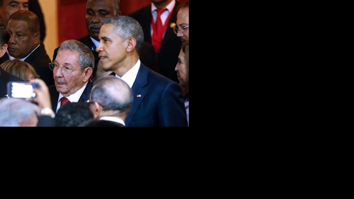 
El presidente Barack Obama y el mandatario cubano Raúl Castro intercambiaron un saludo antes de la ceremonia de apertura de la Cumbre de las Américas, en Panamá.
