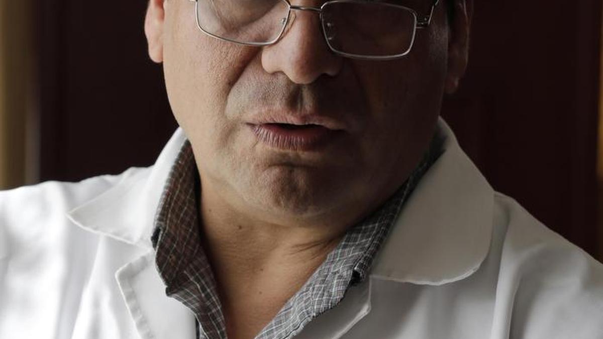 
El Dr. Carlos Figueroa muestra su celular durante una entrevista en Quito, en la que denunció el rastreo de sus correos y su facebook por el gobierno de Rafael Correo.


