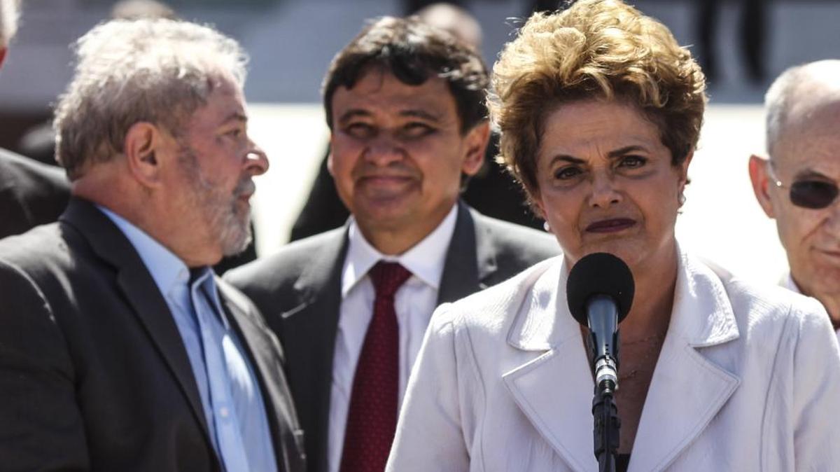 La presidenta suspendida de Brasil, Dilma Rousseff habla junto al ex presidente Luiz Inacio Lula da Silva el jueves durante un discurso luego de abandonar el Palacio de Planato, la sede del gobierno brasileño.