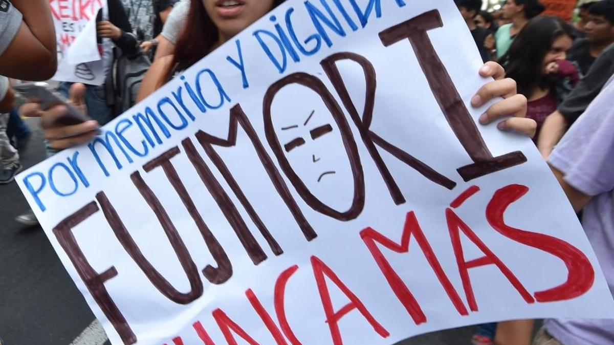 Una mujer sostiene un cartel crítico de Keiko Fujimori, favorita en las elecciones presidenciales peruanas, en una imagen de este viernes en Lima, Perú.