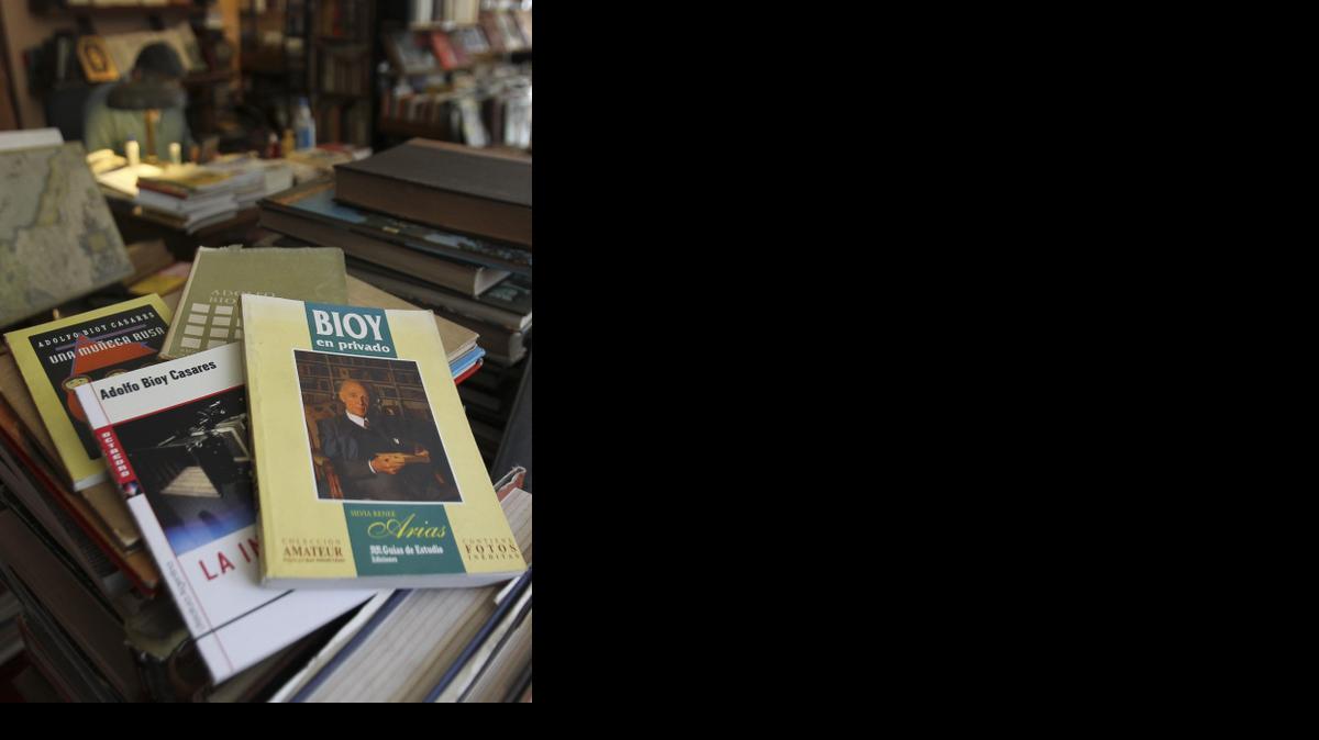 
Libros del escritor argentino Bioy Casares el lunes en una librería de Buenos Aires, Argentina, país que conmemora el centenario del nacimiento de Casares, uno de los más grandes escritores en lengua castellana, con el ciclo ‘Buenos Aires Fantástica’, que incluirá proyecciones, conferencias e incluso una muestra sobre su desconocida faceta de fotógrafo. 

