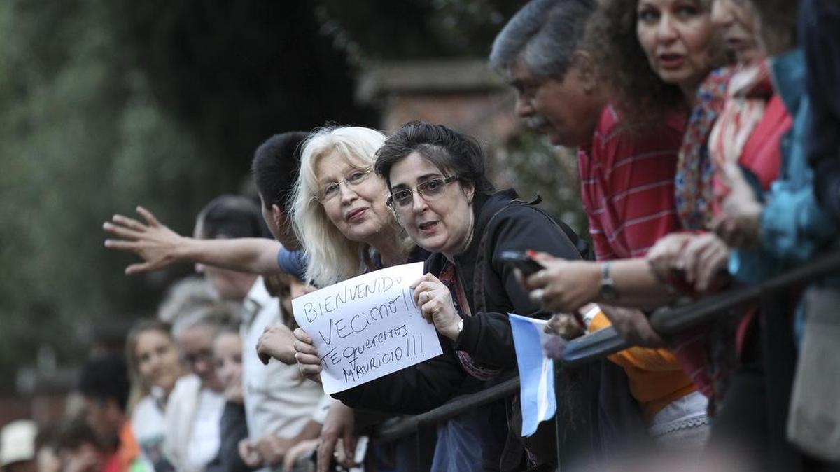 Simpatizantes del presidente electo de Argentina por la alianza Cambiemos, Mauricio Macri, llegan con pancartas el martes 24 de noviembre de 2015, a la residencia presidencial de Los Olivos donde Macri se reúne con la presidenta Cristina Fernández.