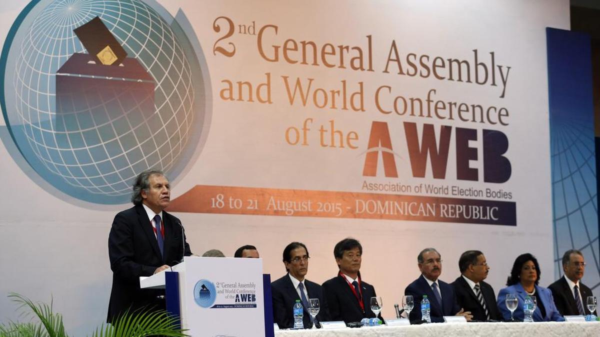 
El secretario general de la OEA, Luis Almagro (izq.), habla el martes en Santo Domingo, en la II Asamblea General de la Asociación Mundial de Órganos Electorales. 
