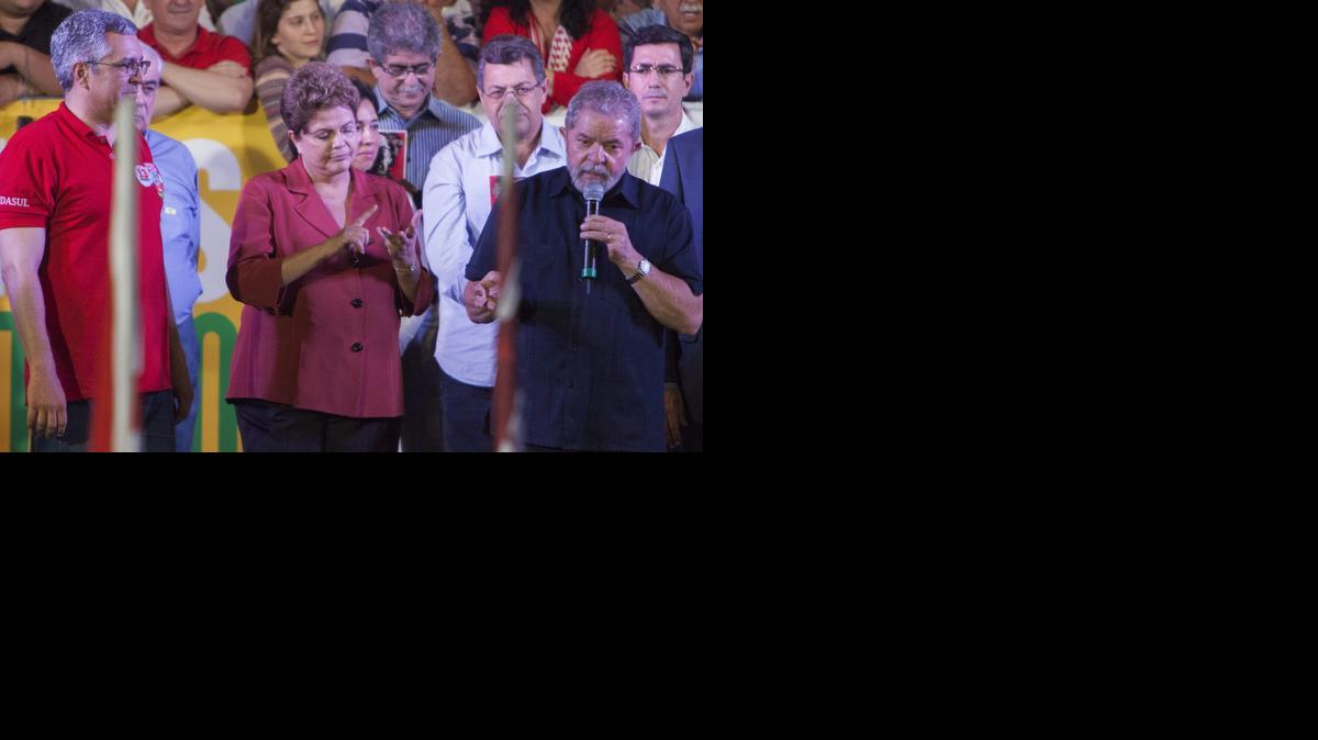 
La actual presidenta Dilma Rousseff participa en compañía del ex presidente brasileño Luiz Inácio Lula Da Silva (der.), y el gobernador por el estado de Sao Paulo, Alexandre Padilha, a un evento de su campaña el lunes.
