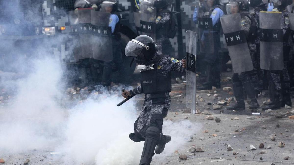 Policías responden con gases lacrimógenos una protesta de estudiantes del Movimiento Estudiantil Universitario (MEU) el martes 25 de julio de 2017, en Tegucigalpa (Honduras).