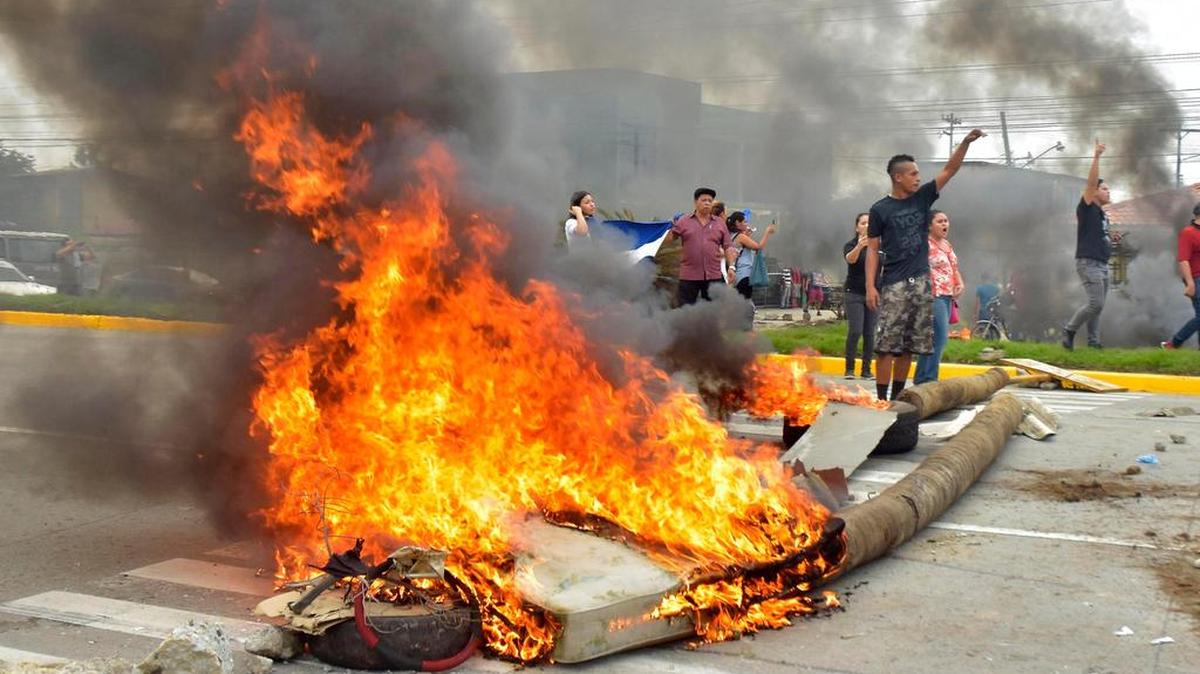 Simpatizantes de la Alianza de Oposición contra la Dictadura protestan, el jueves 30 de noviembre del 2017, en el municipio de La Lima (Honduras).