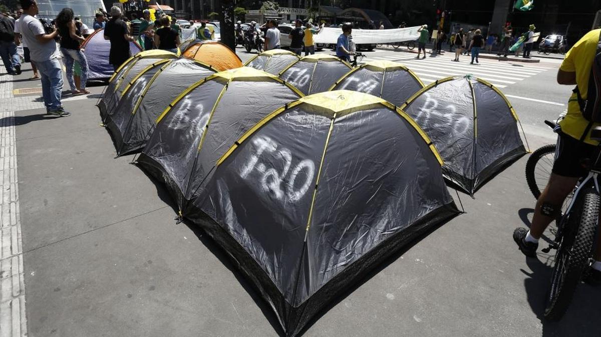 Tiendas de campañas de manifestantes antigubernamentales fueron instaladas el sábado en una avenida de Sao Paulo.