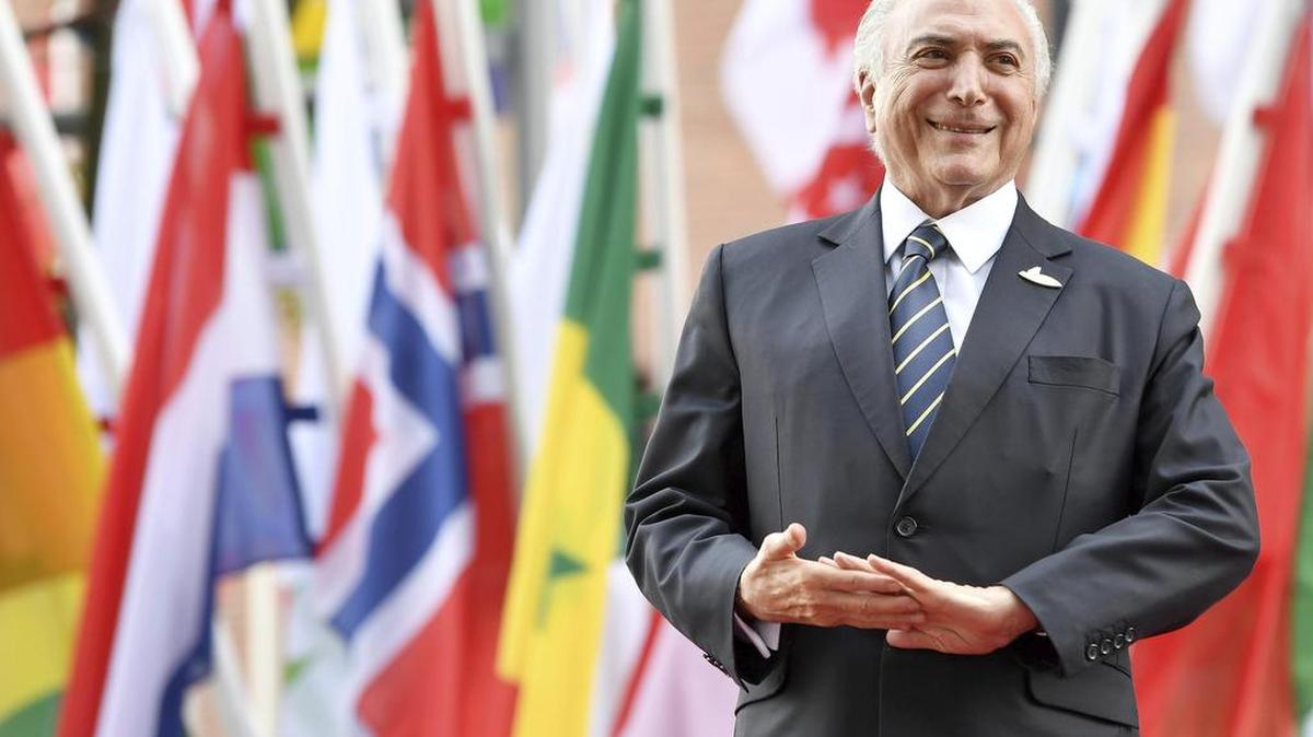 El presidente brasileño, Michel Temer, posa a su llegada a un concierto en la Filarmónica del Elba en el marco de la cumbre los líderes del G20 en Hamburgo (Alemania) el 7 de julio de 2017.