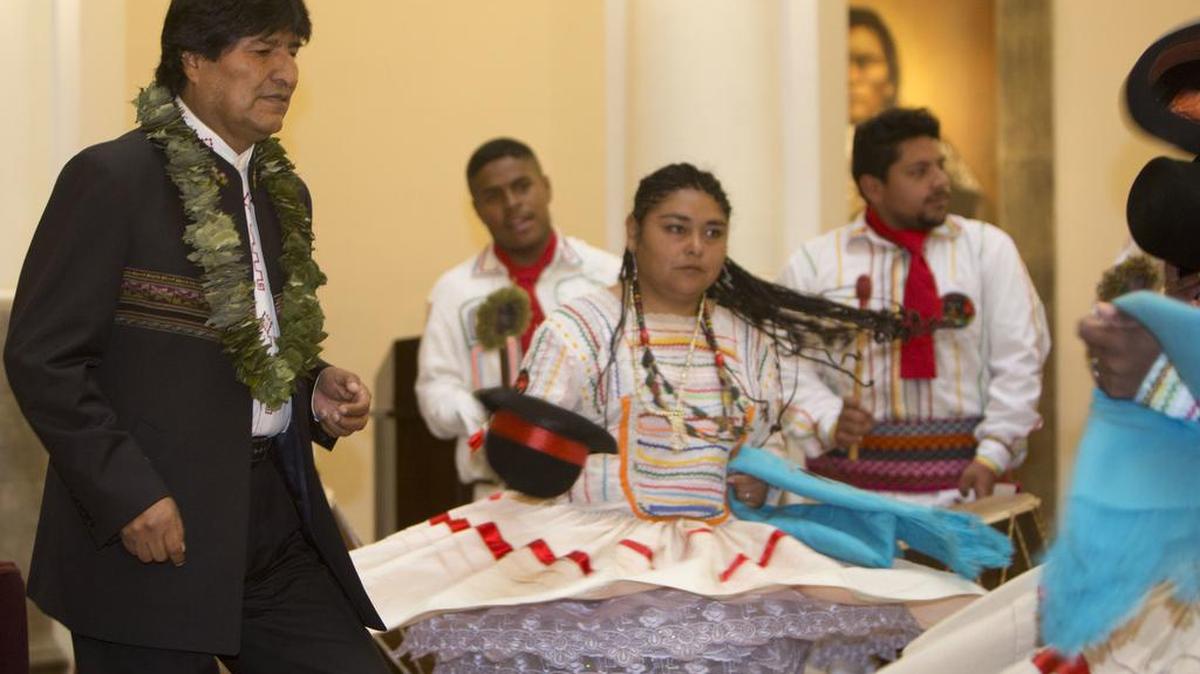 El presidente de Bolivia, Evo Morales, salió a bailar antes de la firma de una nueva ley de coca en el palacio presidencial en La Paz, Bolivia, el miércoles 8 de marzo de 2017.