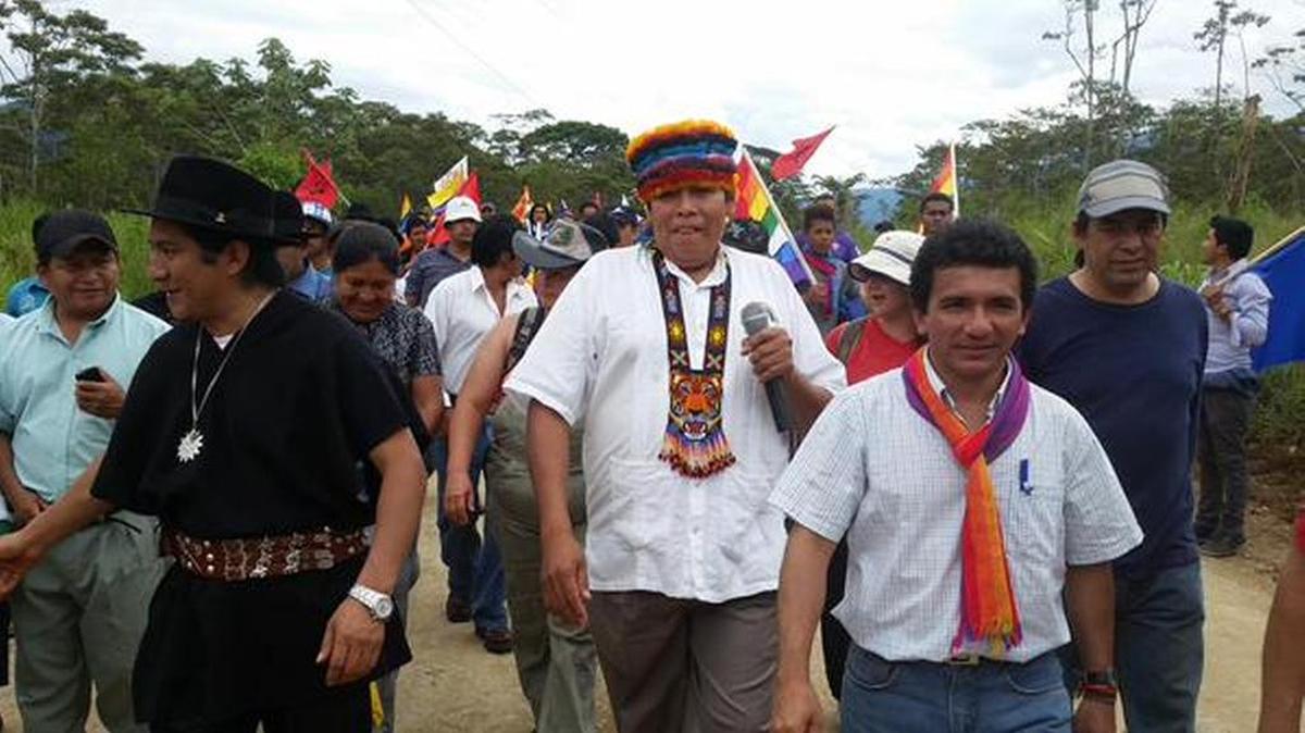 
Durante su recorrido este domingo, los indígenas ecuatorianos bloquearon una carretera cerca de dos horas, debido a que la policía retuvo cuatro autobuses en los que viajaban manifestantes, por no contar con los permisos de circulación.
