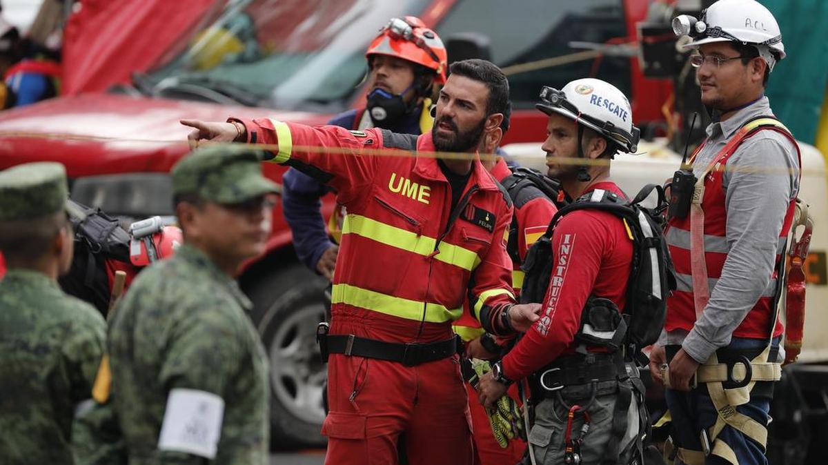 Brigadas de rescate de España continúan con las labores de búsqueda bajo los escombros el lunes 25 de septiembre de 2017, en el edificio colapsado de la avenida Álvaro Obregón de Ciudad de México (México).