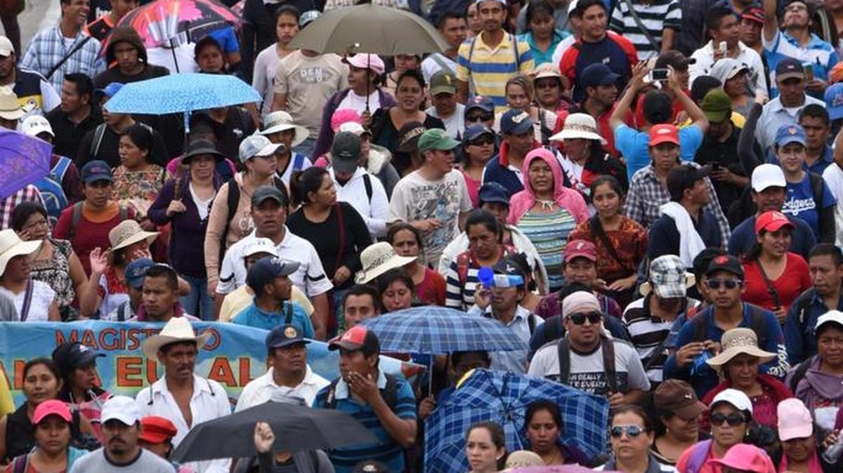 
Cientos de maestros protestan el miércoles contra el gobierno de Otto Pérez Molina, tras el escándalo de corrupción revelado en Guatemala.

