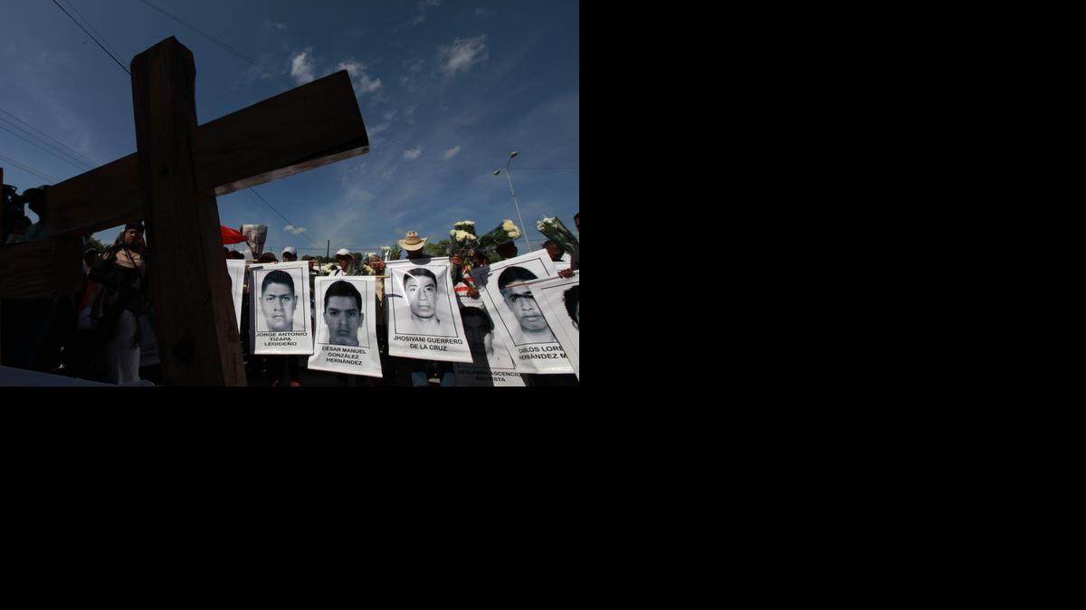 
Familiares de los jóvenes desaparecidos y estudiantes de la Escuela Normal de Ayotzinapa participan en una celebración religiosa el lunes 27 de octubre de 2014.