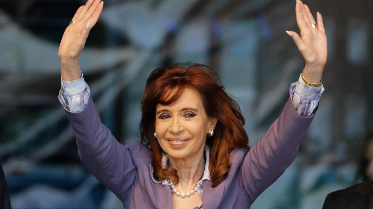 La presidenta de Argentina, Cristina Fernández, saluda en un acto público, en noviembre. El domingo acusó al gobernante electo, Mauricio Macri, de maltratarle en una discusión telefónica.