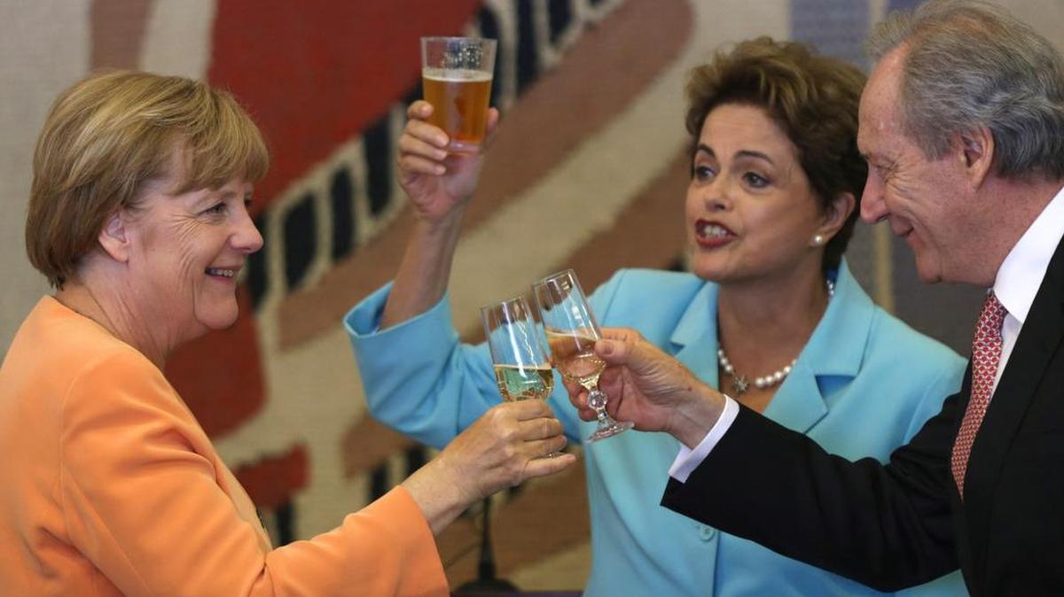 
La canciller alemana Angela Merkel (izq.), brinda con la presidenta de Brasil, Dilma Rousseff, y el titular de la Corte Suprema brasileña, Ricardo Lewandowski, en Brasilia el jueves.
