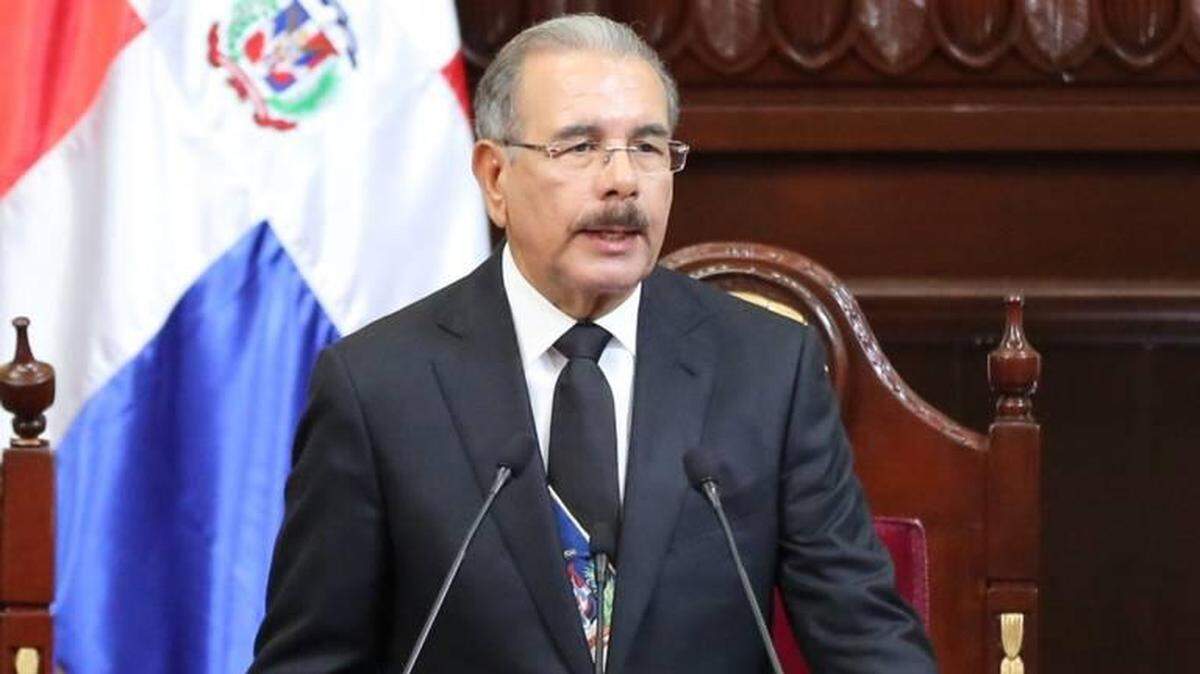 EL presidente de la República Dominicana, Danilo Medina, decretó la extensión del estado de emergencia por 45 días, estableciendo un toque de queda diferenciado a partir del 21 de julio de 2020 por la pandemia de coronavirus.