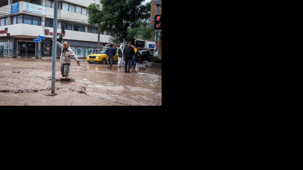 
Un hombre cruza una calle inundada por el río Copiapó, en la ciudad chilena del mismo nombre, el miércoles.
