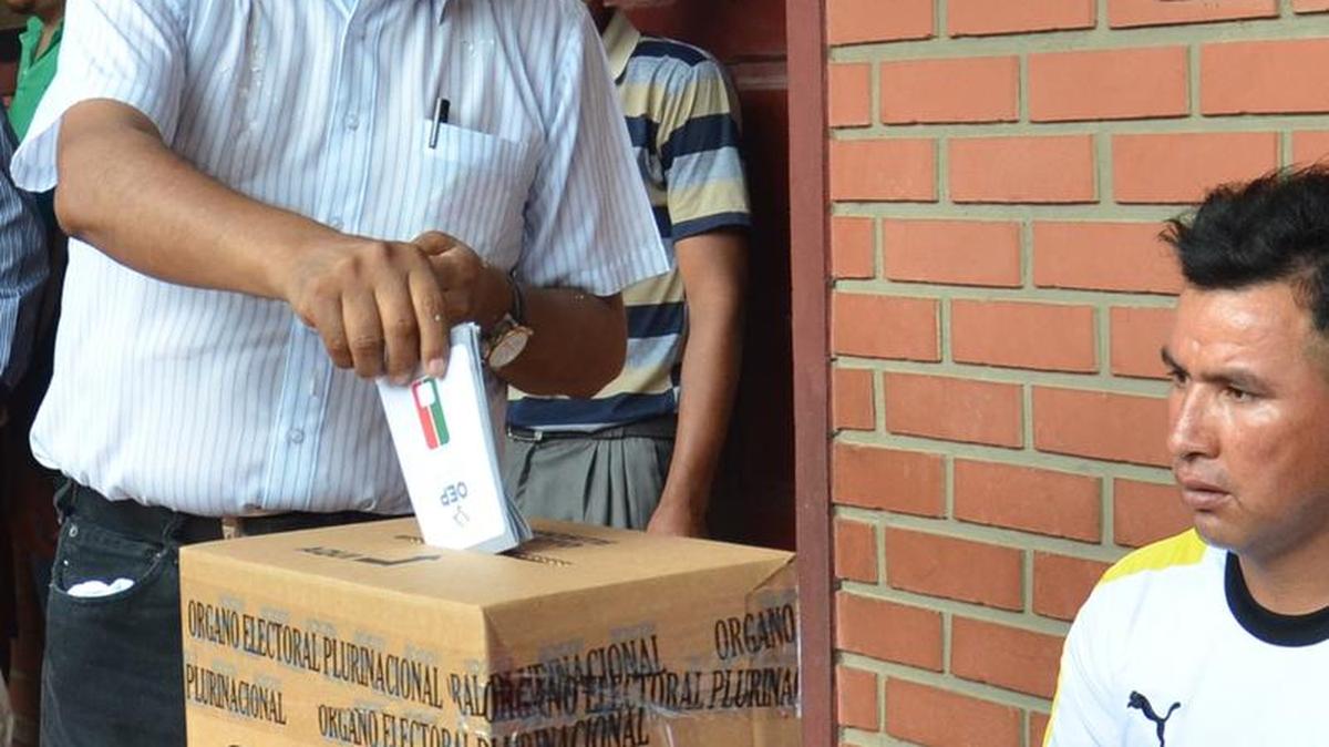 El presidente Evo Morales ejerce su voto en la comunidad de Villa 14 en la región de Chapare.
