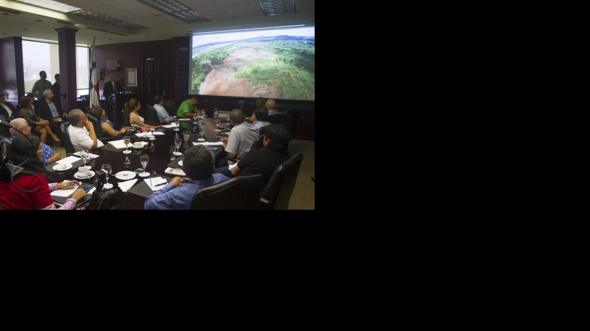 
El Administrador del Canal de Panamá, Jorge Luis Quijano (en el podio), presenta un informe a periodistas sobre la actividad en la vía acuática en Ciudad de Panamá. 
