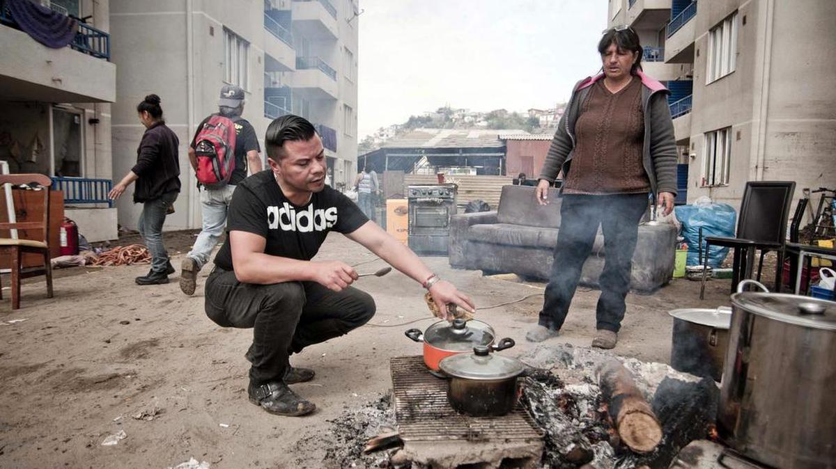 
 Habitantes de un edificio ubicado en la zona costera preparan los alimentos el sábado 19 de septiembre de 2015, en la localidad de Coquimbo, a unos 460 kilómetros al norte de Santiago, tras el tsunami que afectó a la zona la noche del 16 de Septiembre.
