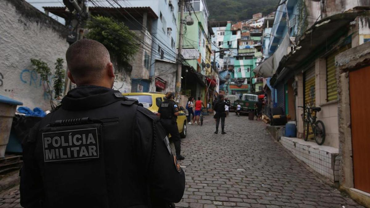 Fotografía del 5 de mayo de 2017 de la policía patrullando en la favela Dona Marta en Río de Janeiro, Brasil.