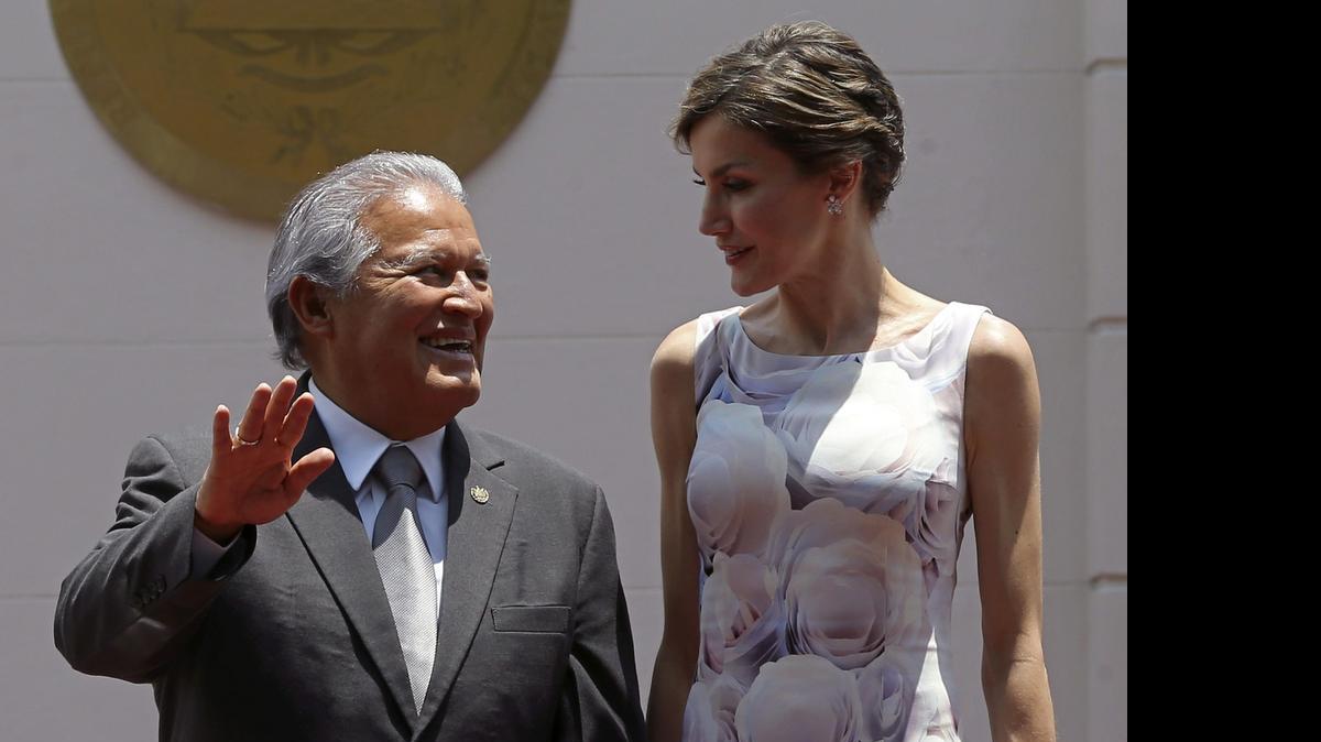 
La reina Letizia junto al presidente salvadoreño, Salvador Sánchez Cerén, a su llegada al encuentro que sostuvieron el jueves en la Casa Presidencial previo al almuerzo en su honor con el que la reina puso fin a su viaje de apoyo a la cooperación española en Honduras y El Salvador. 
