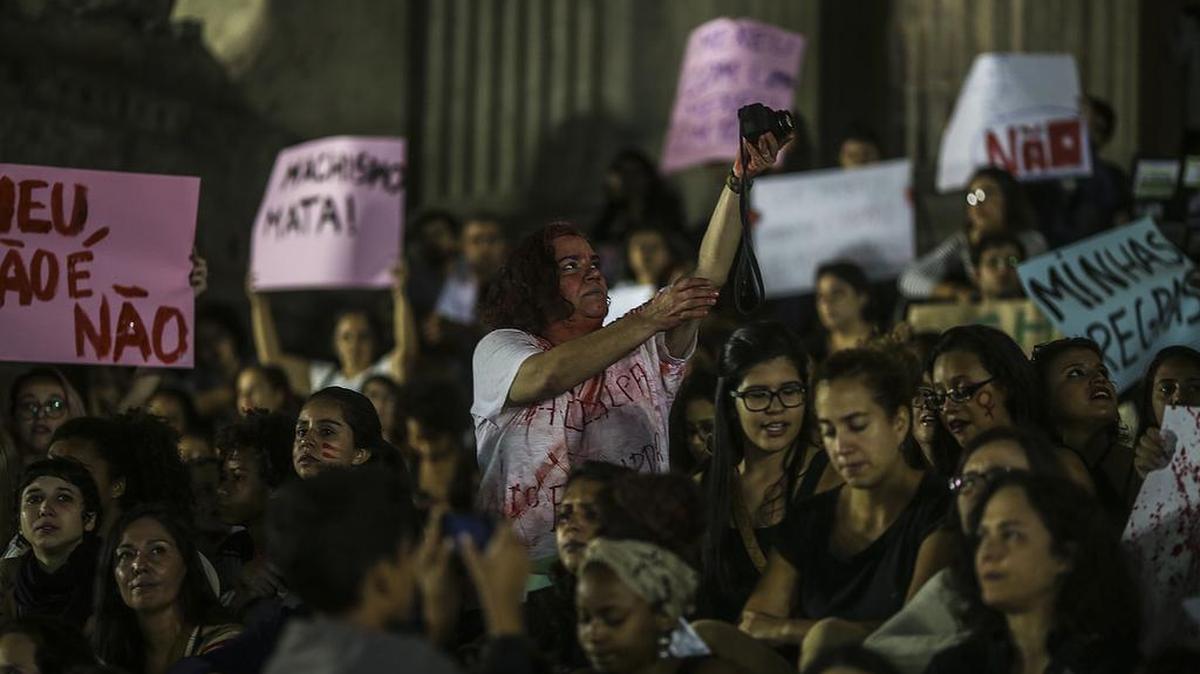 Activistas participan en una manifestación contra la violación de una adolescente por más de 30 hombres, el viernes 27 de mayo de 2016, frente a la Asamblea Legislativa de Río de Janeiro (Brasil).