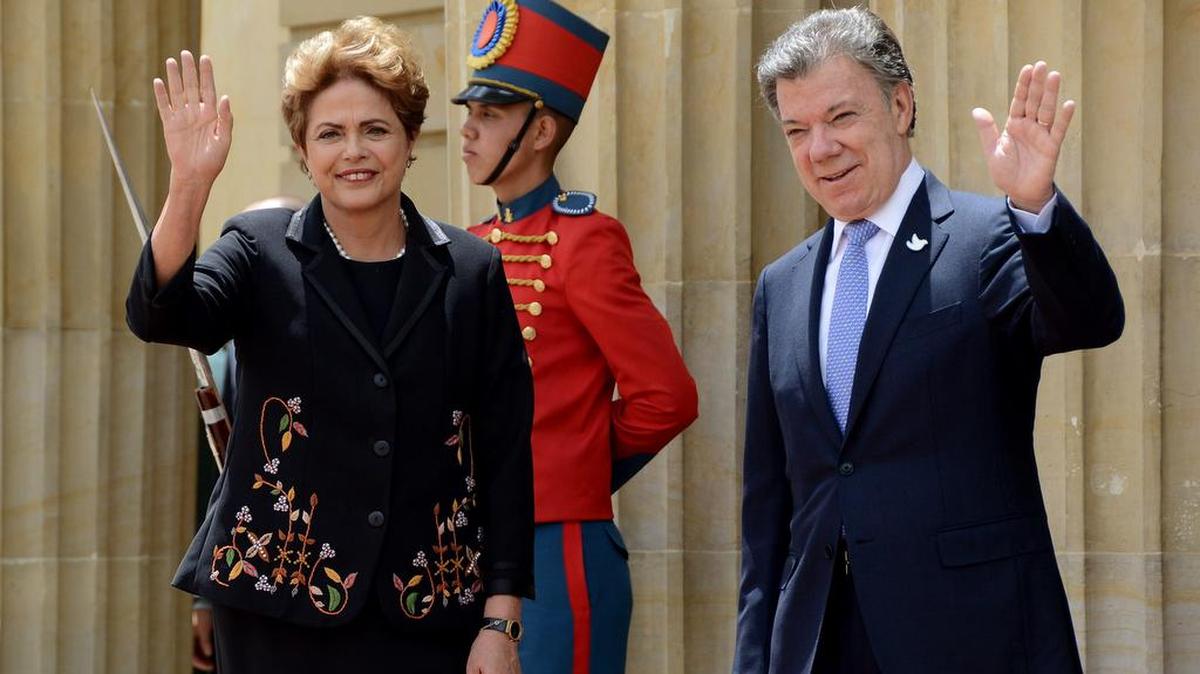 
El presidente de Colombia Juan Manuel Santos (der.) junto a la presidenta de Brasil Dilma Rousseff, este viernes 9 de octubre, durante la ceremonia de honores militares en el Palacio de Nariño, en Bogotá.
