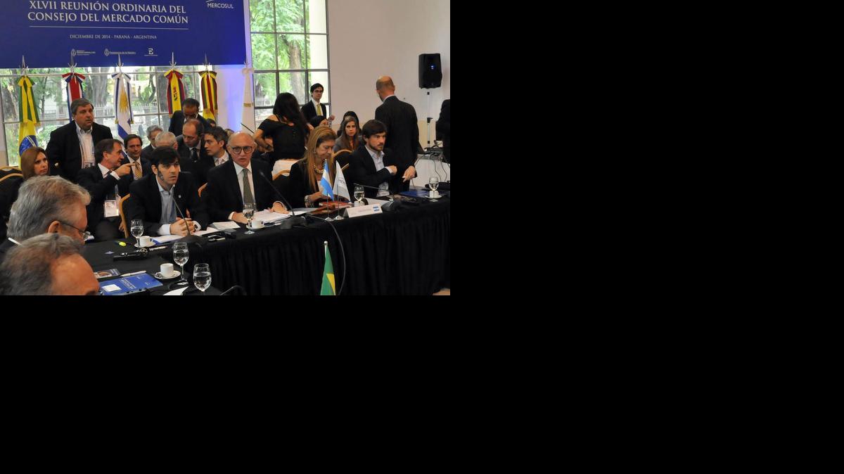 
El ministro de Relaciones Exteriores argentino, Héctor Timerman (cen.), durante una reunión de los cancilleres de los países miembros del Mercosur sobre cómo profundizar la integración regional, previa a la cumbre de jefes de Estado de este miércoles, en Paraná, Argentina. 
