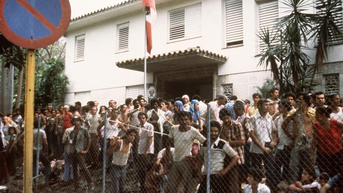 Embajada de Perú en La Habana con multitud de cubanos que solicitan asilo político el 10 de abril de 1980. El gobierno cubano accedió posteriormente a trasladarlos al puerto de Mariel.