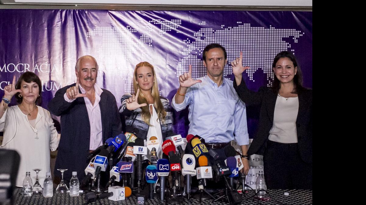 
De izquierda a derecha, la esposa del alcalde mayor de Caracas Antonio Ledezma, Mitzi Capriles; el ex presidente de Colombia, Andrés Pastrana; la esposa del líder político opositor Leopoldo López, Lilian Tintori; el ex presidente de Bolivia Jorge Quiroga; y la dirigente política venezolana María Corina Machado posan durante una rueda de prensa el jueves en la capital venezolana.
