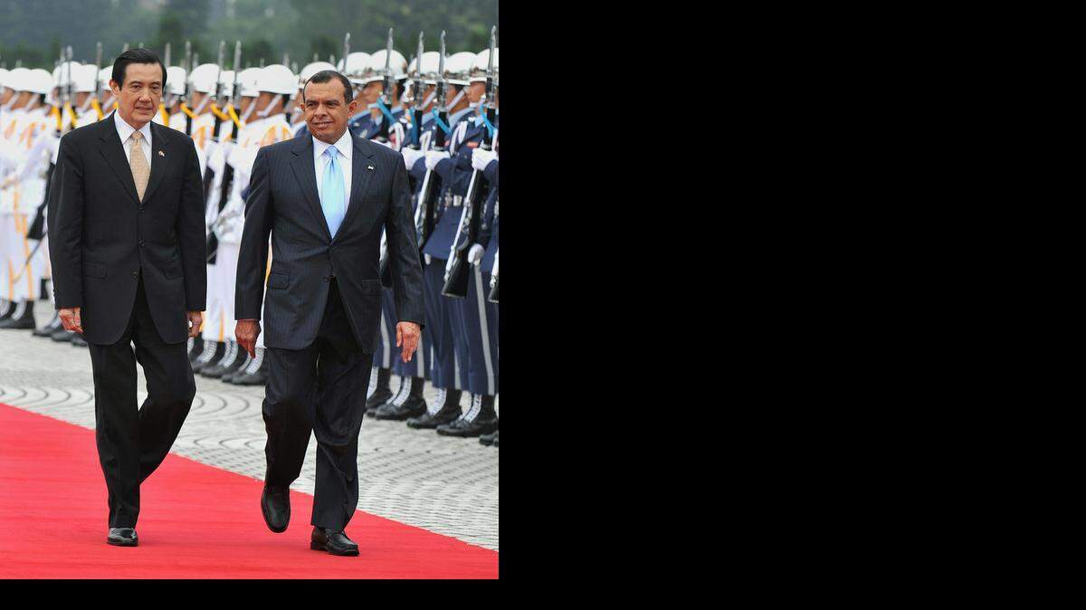 
El presidente de Taiwán, Ma Ying-jeou (izq.), es recibido por el ex gobernante durante Porfirio Lobo durante una visita a Honduras en el 2010.
