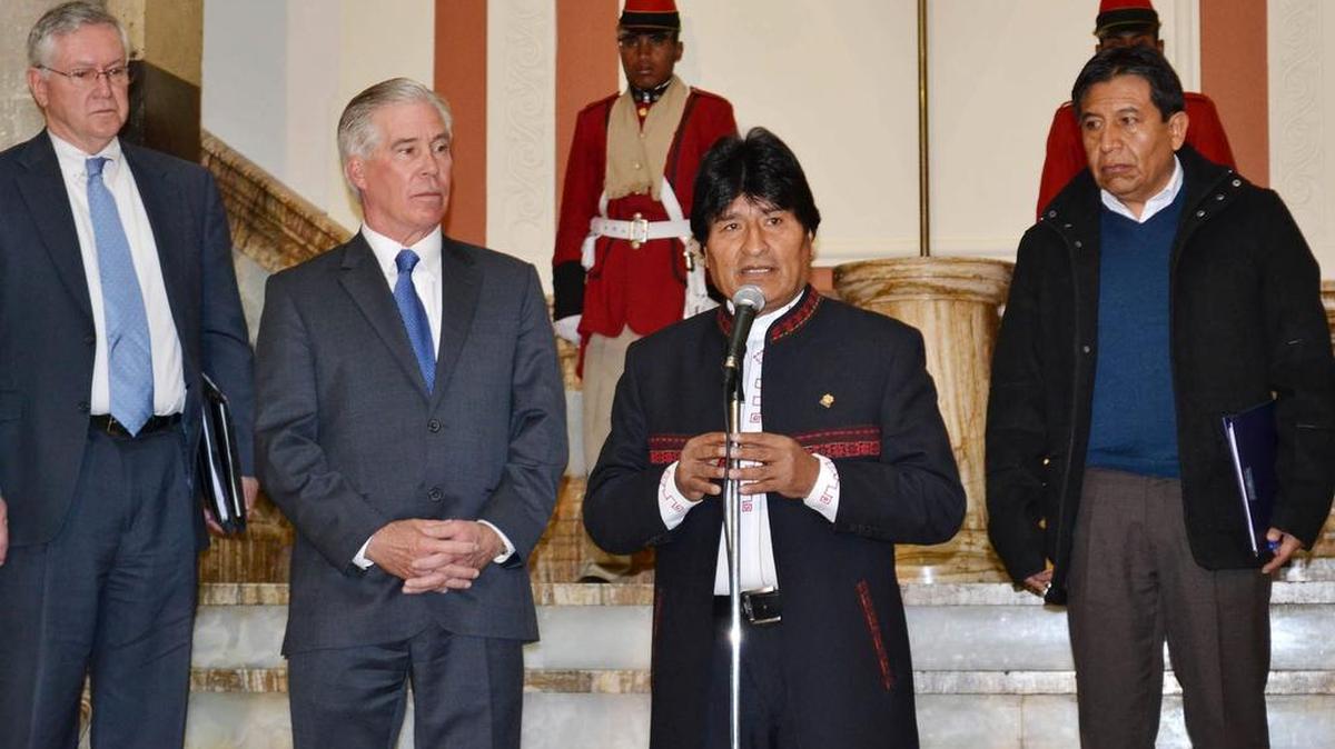 
E presidente de Bolivia, Evo Morales (cen.), acompañado de su ministro de Relaciones Exteriores, David Choquehuanca (der.), y el encargado de Negocios de Estados Unidos en Bolivia, Peter Brennan (izq.), mientras ofrecen una declaración conjunta el martes en La Paz. 
