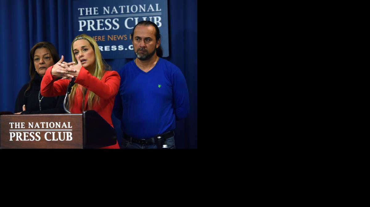 
De izq. a der. la madre de Geraldin Moreno Orozco, Rosa María Orozco: la esposa de Leopoldo López, Lilian Tintori, y Jonny Montoya, militante del PSUV, durante la rueda de prensa el miércoles, en Washington.
