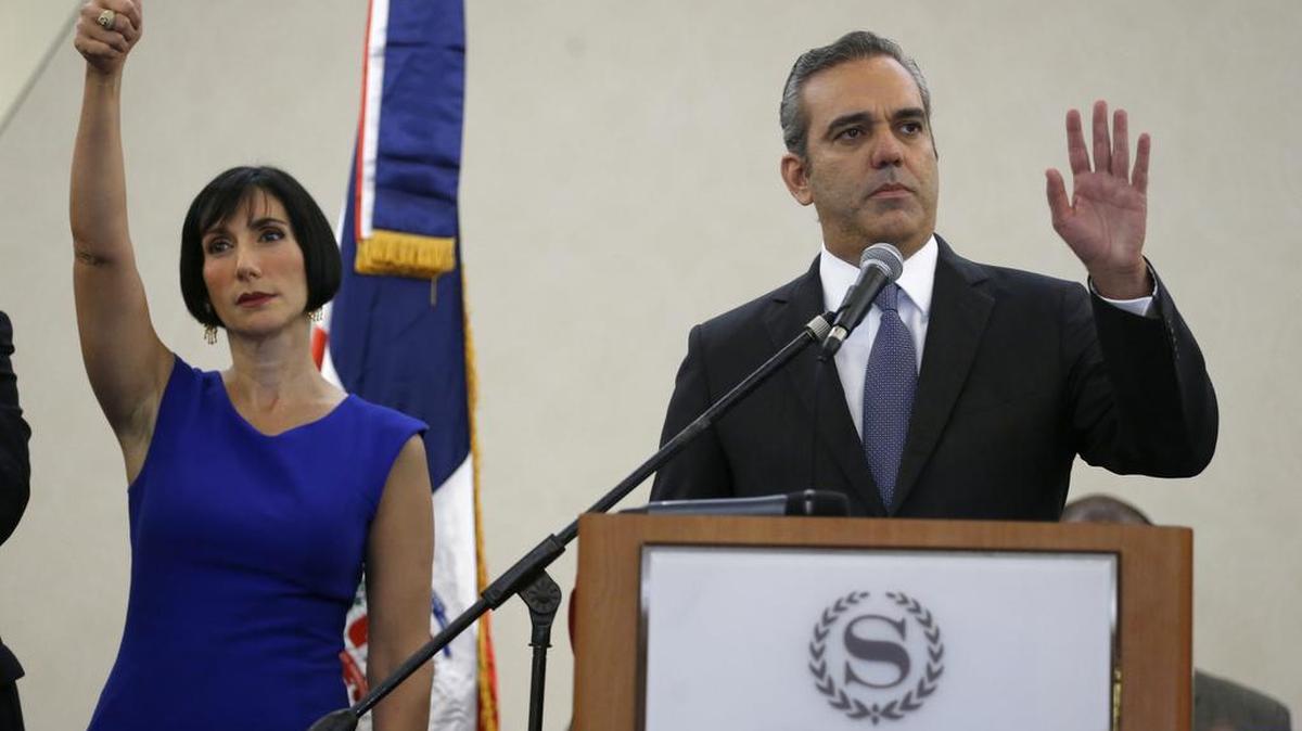El candidato del Partido Revolucionario Moderno (PRM), Luis Abinader, acompañado de su esposa, Raquel Arbaje durante una rueda de prensa el martes.