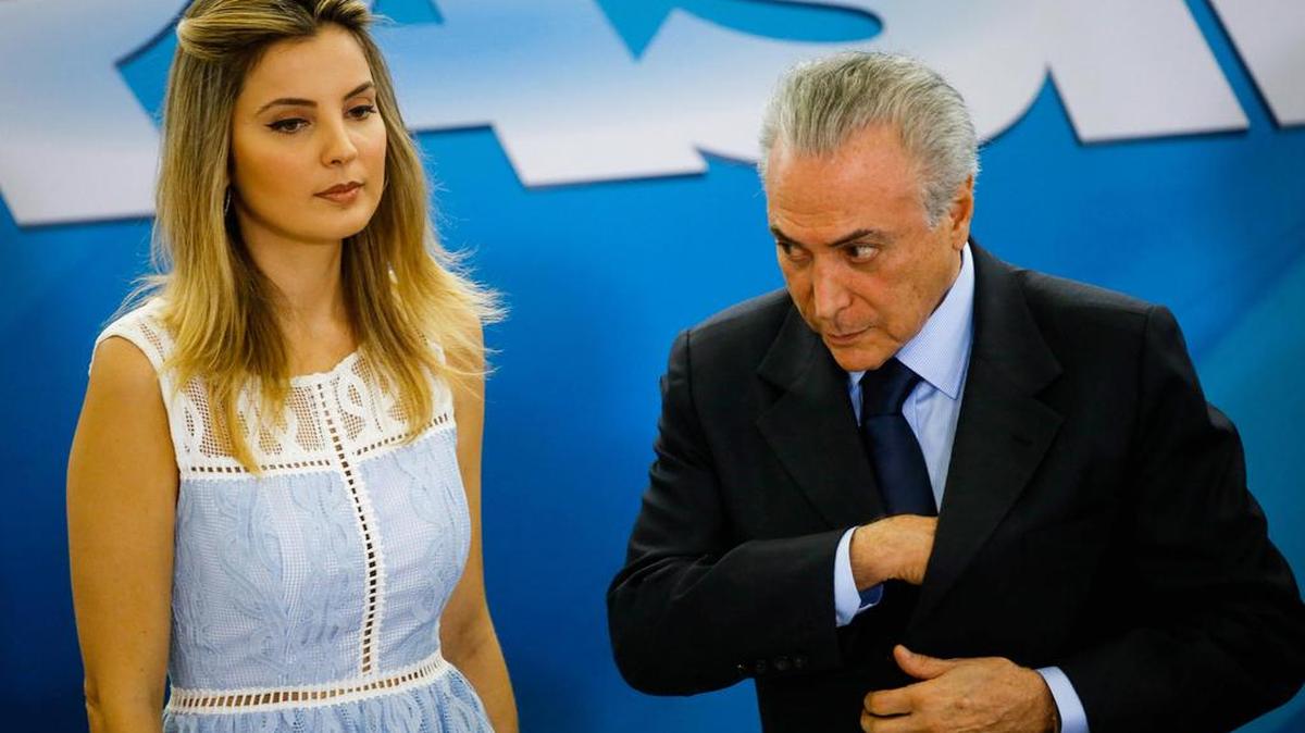 La joven esposa del presidente brasileño Michel Temer (d), Marcela Tedeschi Temer (i), asumió hoy, miércoles 5 de octubre de 2016, las riendas de un nuevo programa social que estará volcado a la atención de los niños de hasta tres años nacidos en las camadas más pobres de la sociedad, en Brasilia (Brasil).