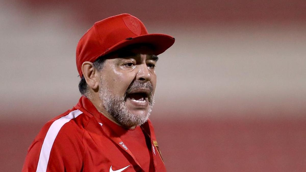 Diego Maradona, nuevo entrenador en jefe del Fujairah FC, reacciona durante una sesión de entrenamiento en el estadio de Fujairah el 24 de julio de 2017 en Fujairah, Emiratos Árabes Unidos.
