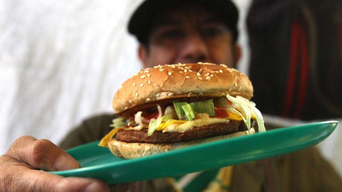 Comida alta en grasas es consumida por miles de mexicanos diariamente por lo que es alto el índice de personas con problemas de obesidad.