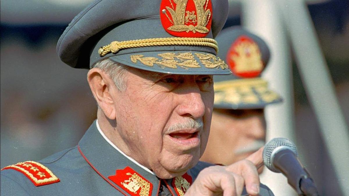 
El ex dictador chileno Augusto Pinochet durante una ceremonia militar en Santiago de Chile, en 1997. 
