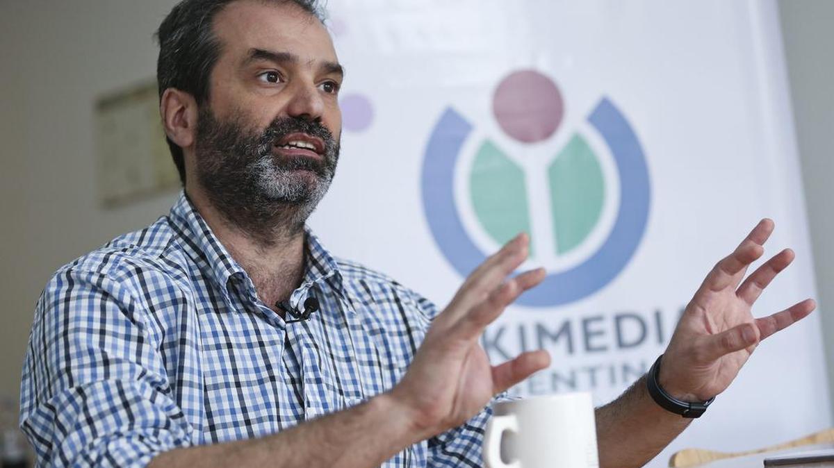 
El presidente de Wikipedia, el argentino Patricio Lorente, habla sibre las limitaciones audiovisuales de su empresa, durante un evento en Buenos Aires.
