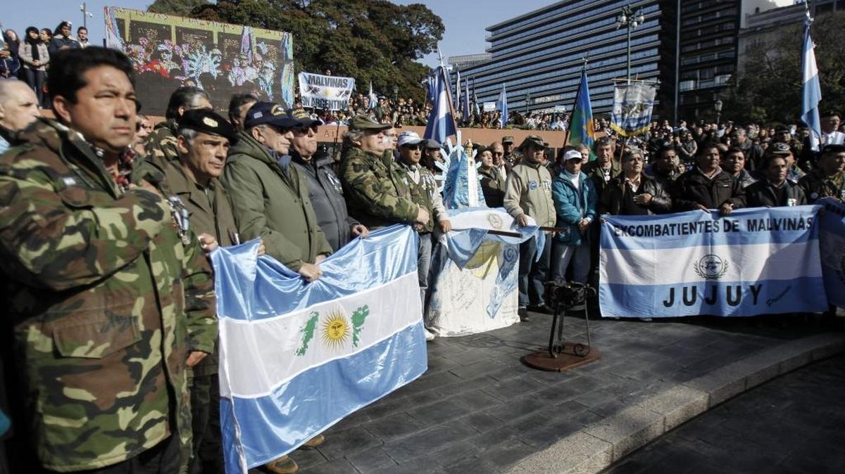 Veteranos argentinos de la guerra de las Malvinas y familiares de las vaactimas en el conflicto realizaron una marcha y un acto en conmemoración del aniversario del inicio de la guerra que les enfrentó al Reino Unido. Foto de archivo.