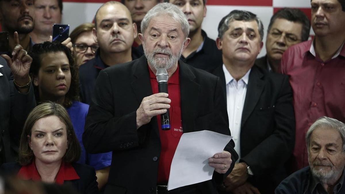 El ex presidente brasileño Luiz Inácio Lula Da Silva da una conferencia de prensa el jueves el Sao Paulo, Brasil.
