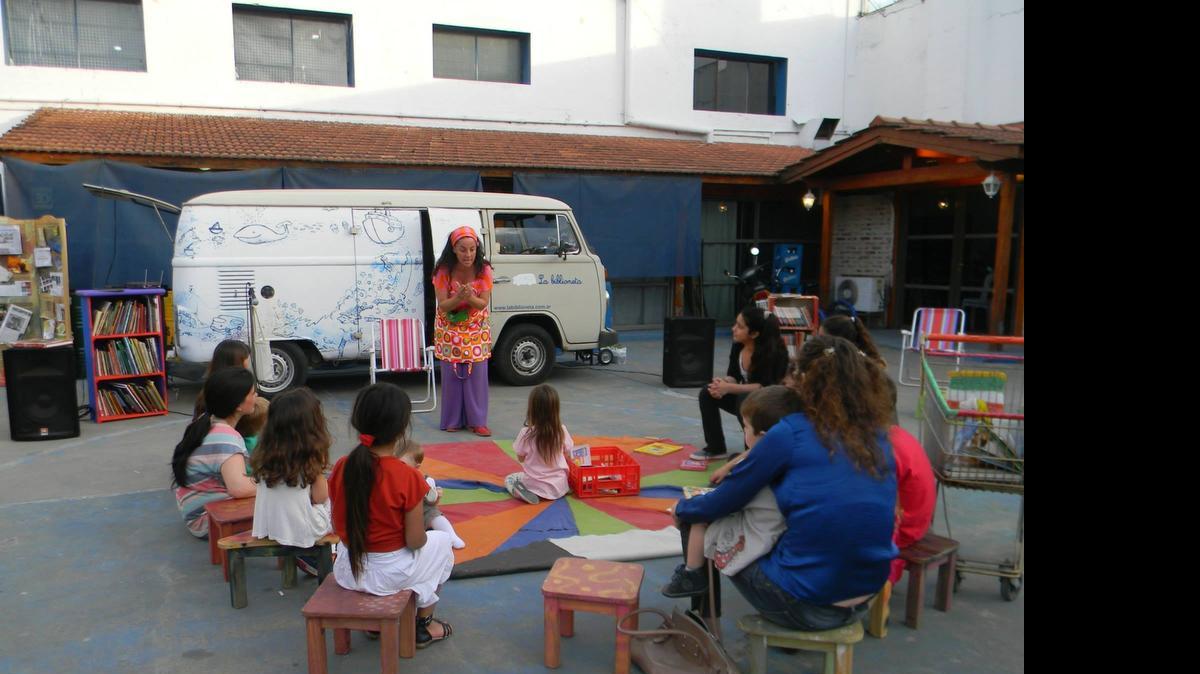 
La Biblioneta”, es una biblioteca rodante que recorre Argentina en busca de escuelas, plazas y ferias en las que promover la lectura entre los más pequeños. La idea surgió en el 2011 de mano de María Jose “Majo” Turner, quien descubrió en un programa de televisión al colombiano Luis Soriano y a sus dos burros, Alfa y Beto, que cargan con los cuentos con los que el hombre se dedica a difundir la cultura por los rincones de su país.
